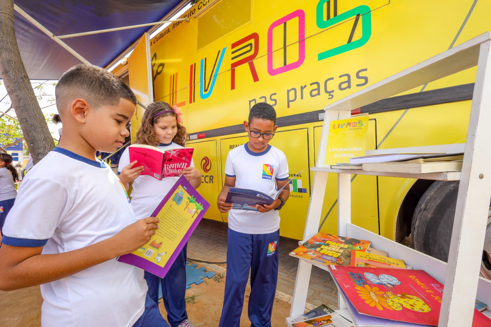 Ônibus Biblioteca leva universo literário para bairros de Petrolina 