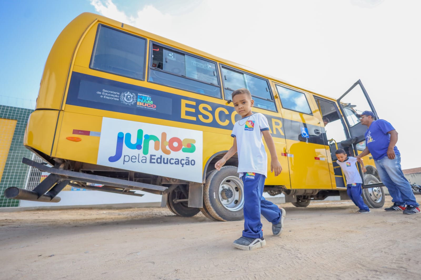 Novos ônibus escolares são entregues para atender estudantes da zona rural Petrolina