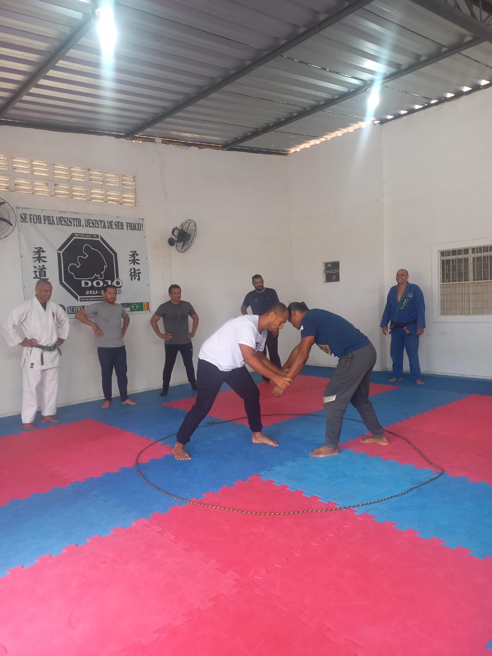 Oficinas de artes marciais são utilizadas para desenvolver concentração em estudantes de Petrolina 