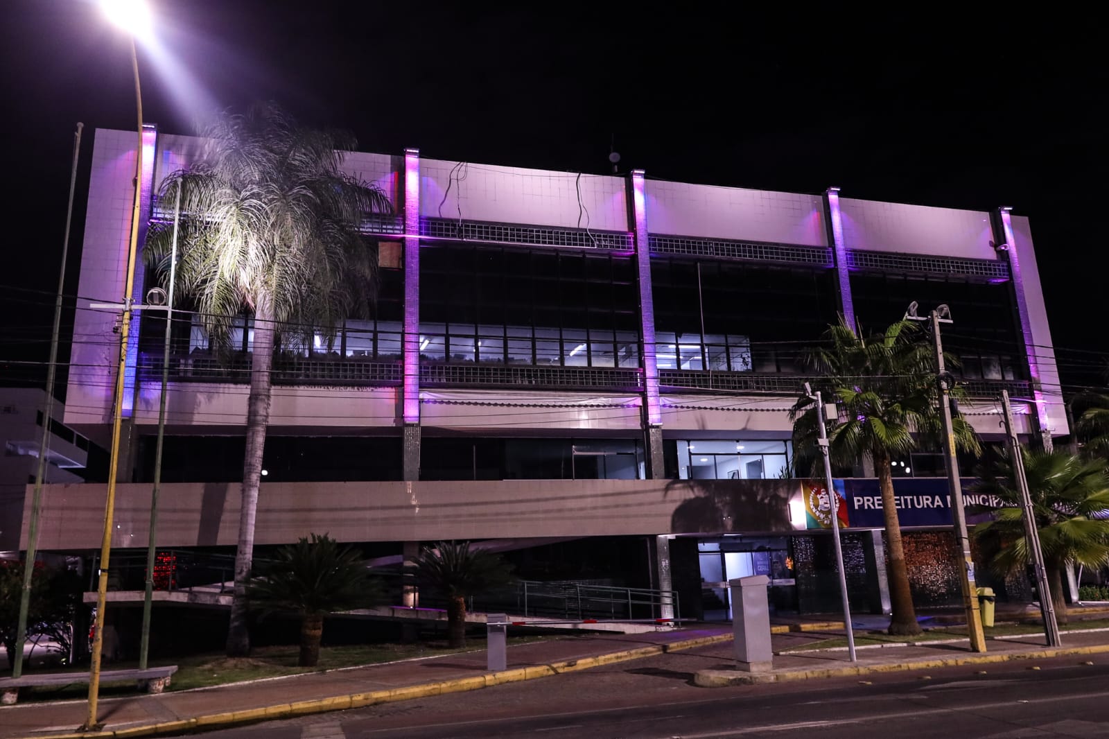 Iluminação especial em monumentos públicos de Petrolina reforça campanha do Agosto Lilás 
