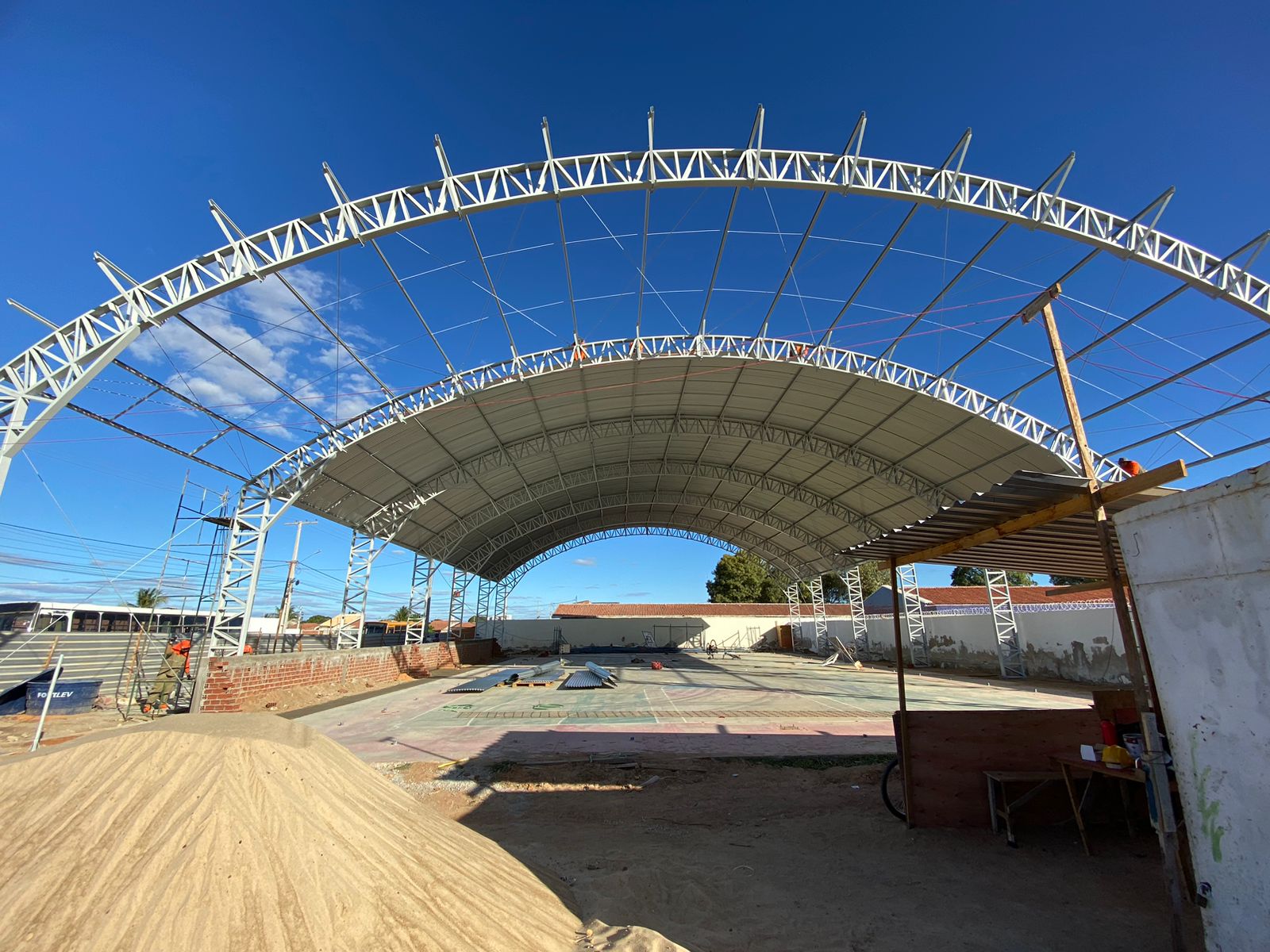 Obra de cobertura da quadra do Vale do Grande chega na etapa final em Petrolina 