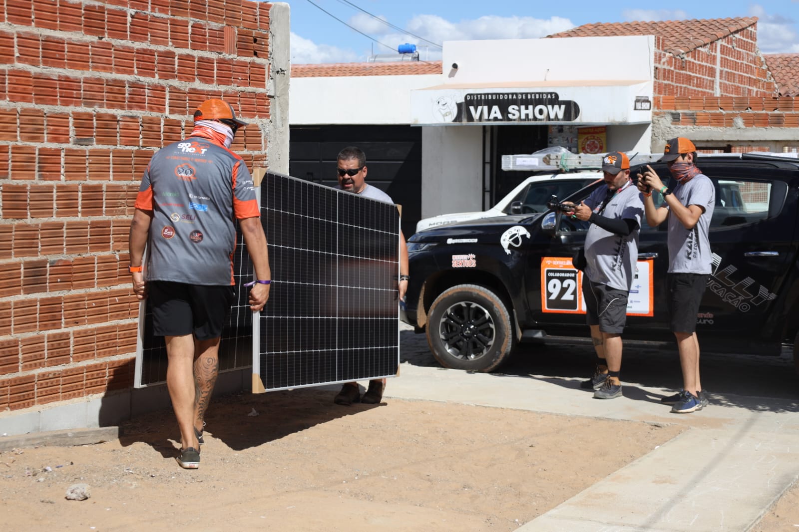 Rally dos Sertões: Famílias petrolinenses receberam kits fotovoltaicos 