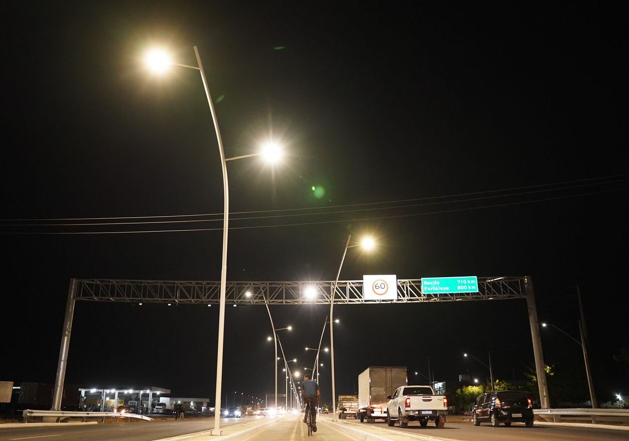 Prefeitura de Petrolina entrega 1º etapa da iluminação em LED na BR-428