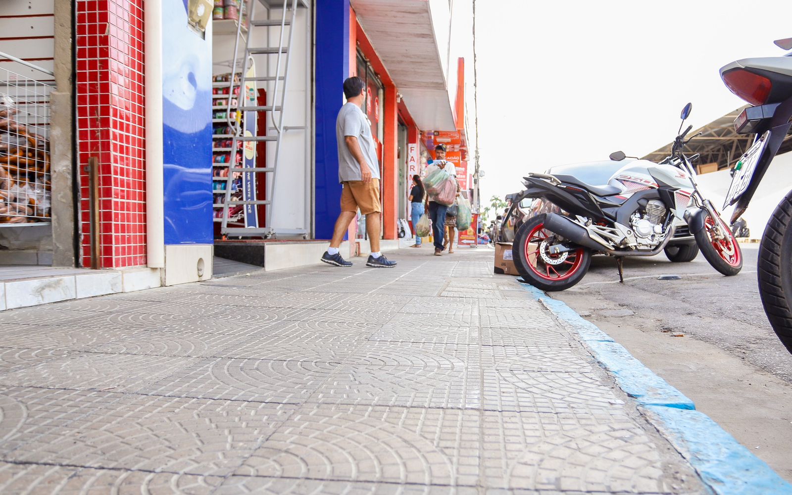 Prefeitura reforça orientações sobre uso correto das calçadas por comerciantes’