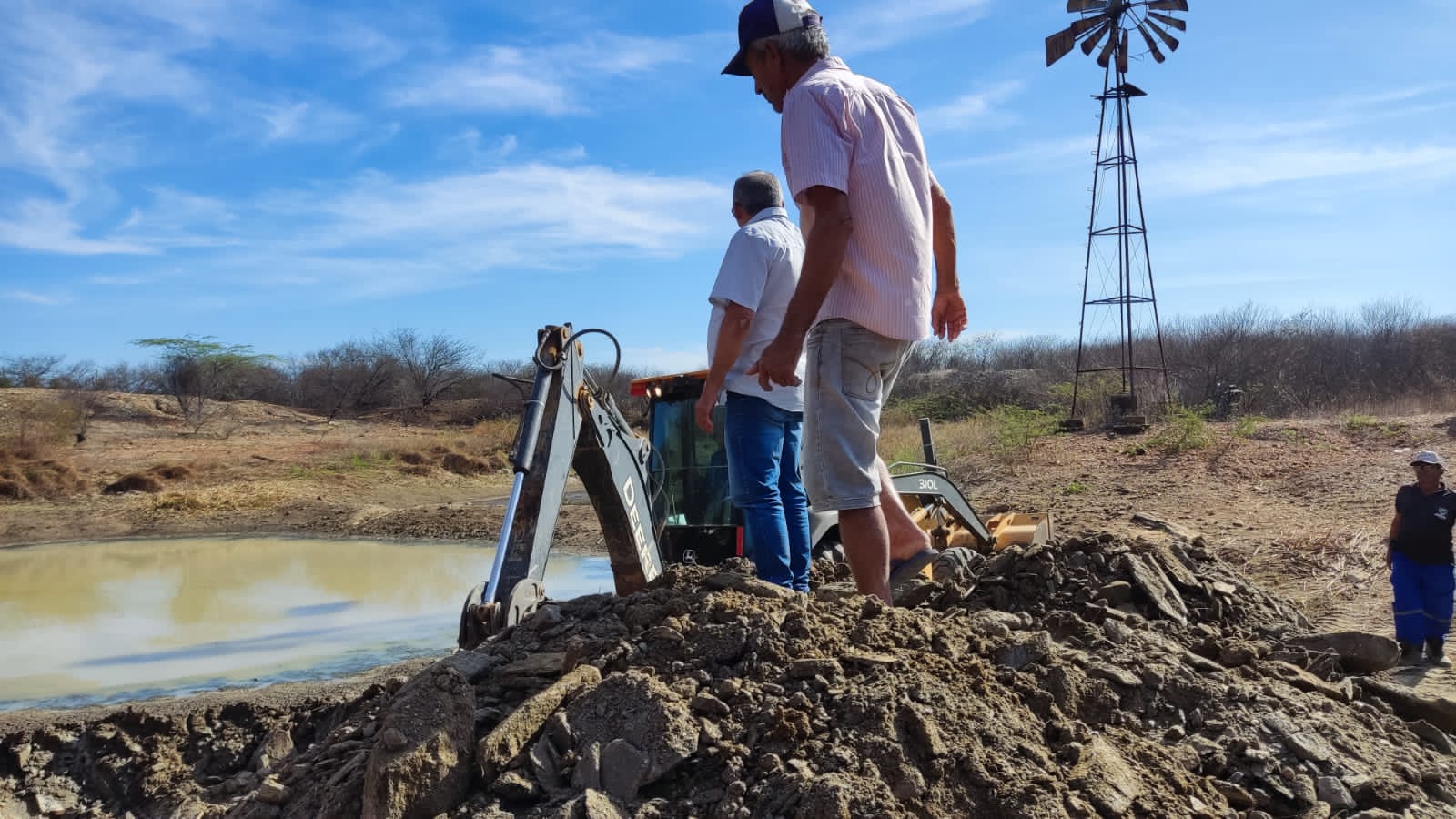 Prefeitura de Petrolina intensifica trabalho de limpeza e recuperação de aguadas na zona rural 