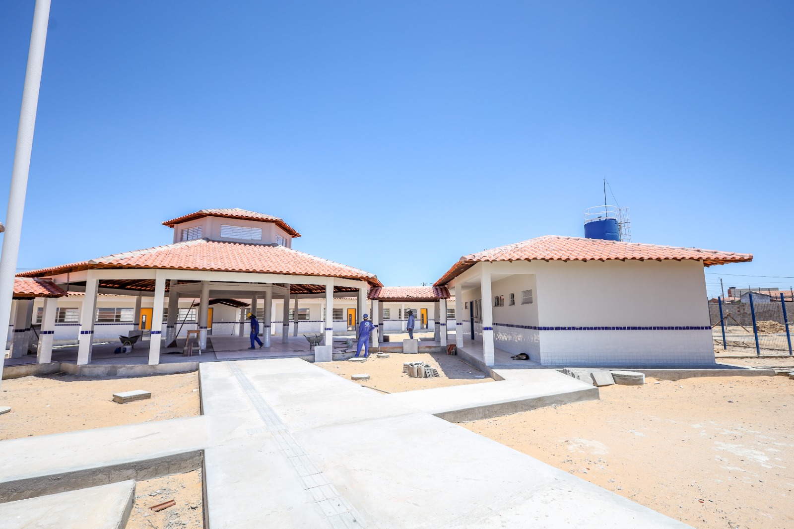 Construção de novas unidades de ensino nos Bairros Fernando Idalino e Jardim Guararapes seguem em ritmo acelerado