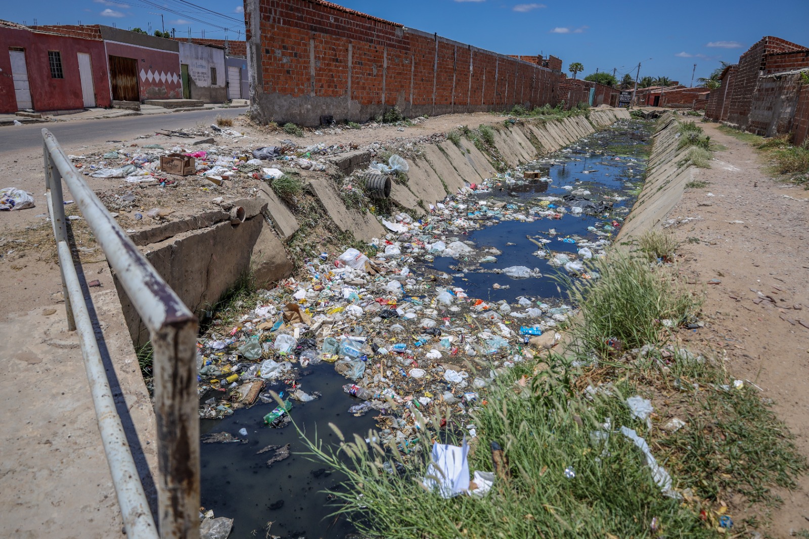 Descarte incorreto de lixo em canais é um perigo para toda cidade, alerta Prefeitura de Petrolina 