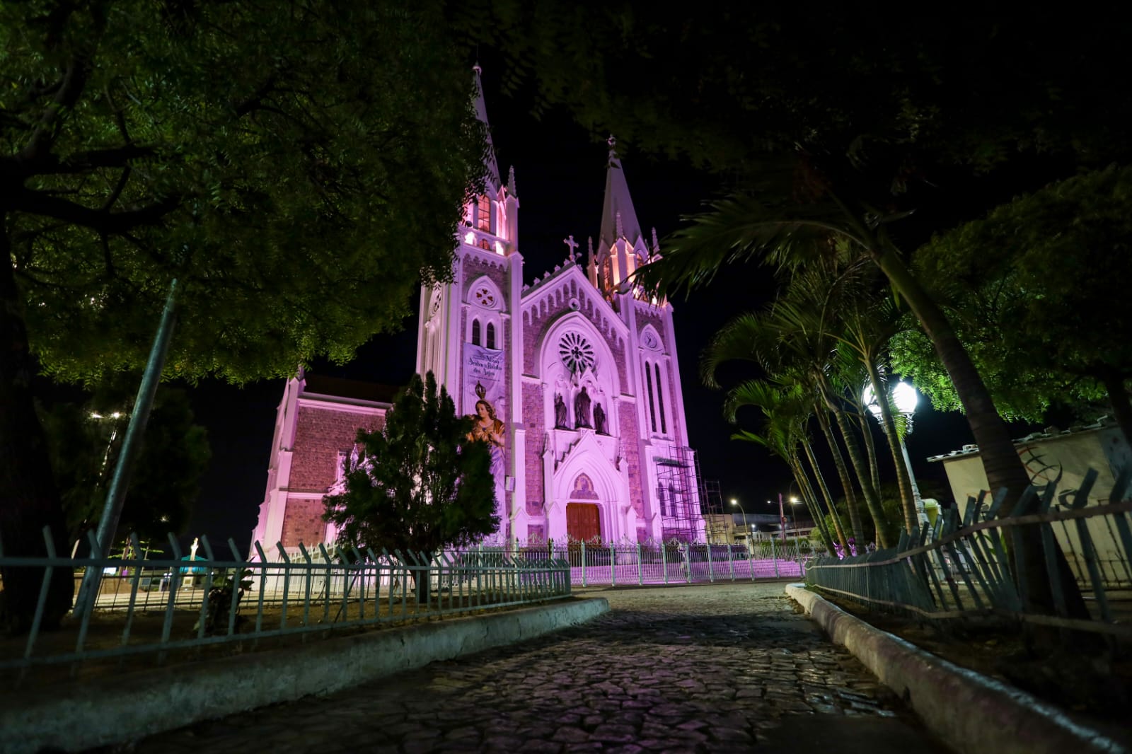 Outubro Rosa: monumentos de Petrolina ganham iluminação especial neste mês de conscientização 