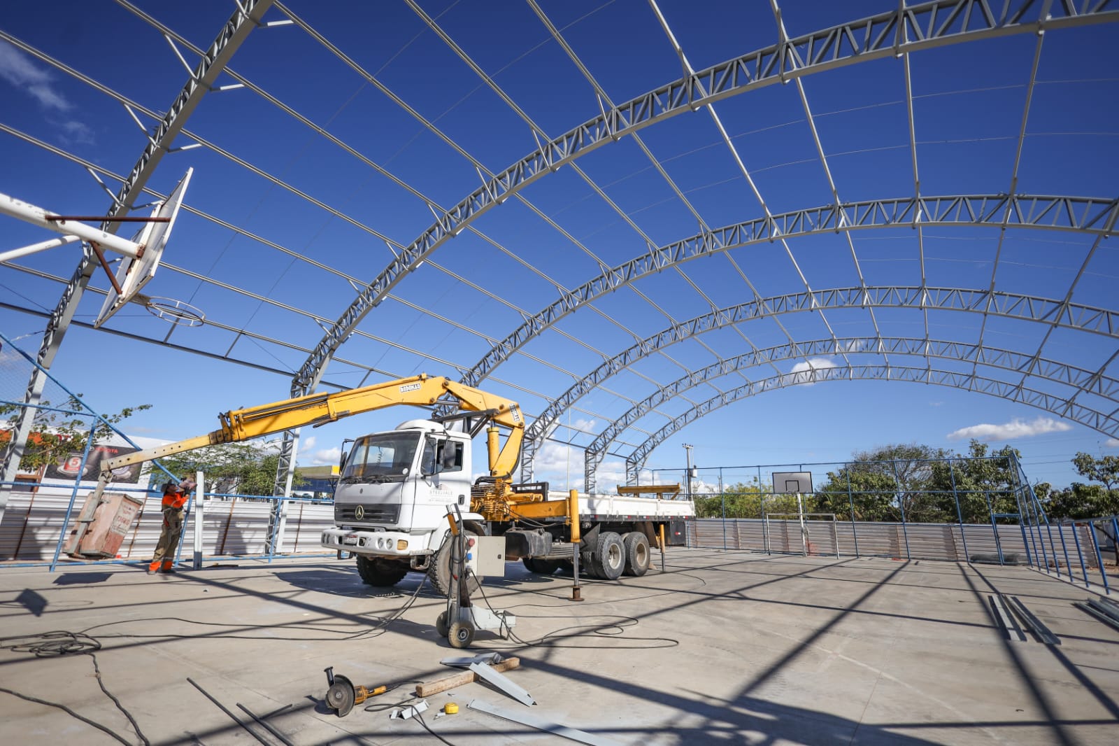 Obras da cobertura da quadra do bairro Cohab III avançam em Petrolina 