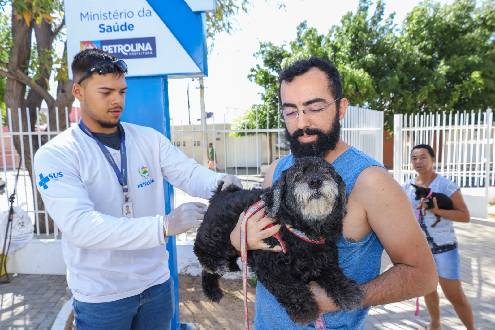 Campanha de vacinação antirrábica segue para novos bairros em Petrolina     