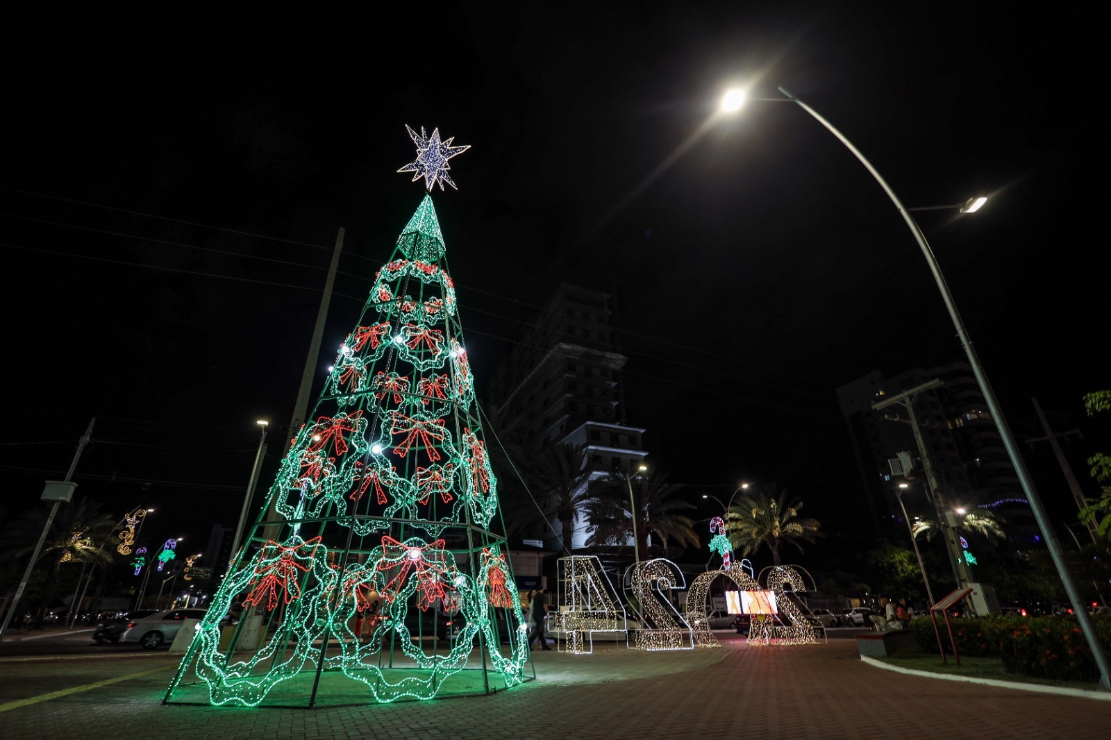 Pontos turísticos ganham luzes natalinas e encantam petrolinenses e turistas 