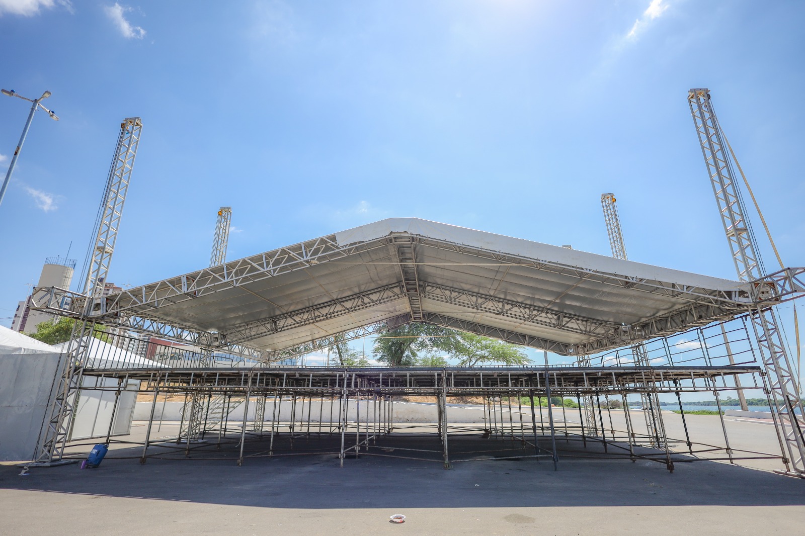 Virada Petrolina: Estrutura que vai receber o público já começou a ser montada