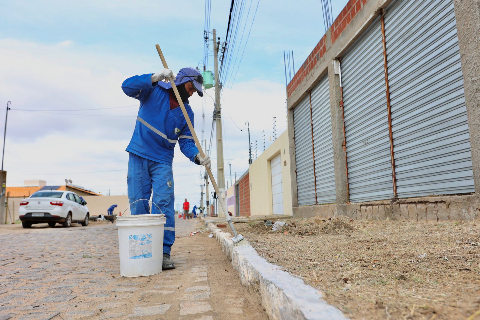 Mutirão de limpeza reforça bem-estar dos moradores do bairro Vale Dourado  