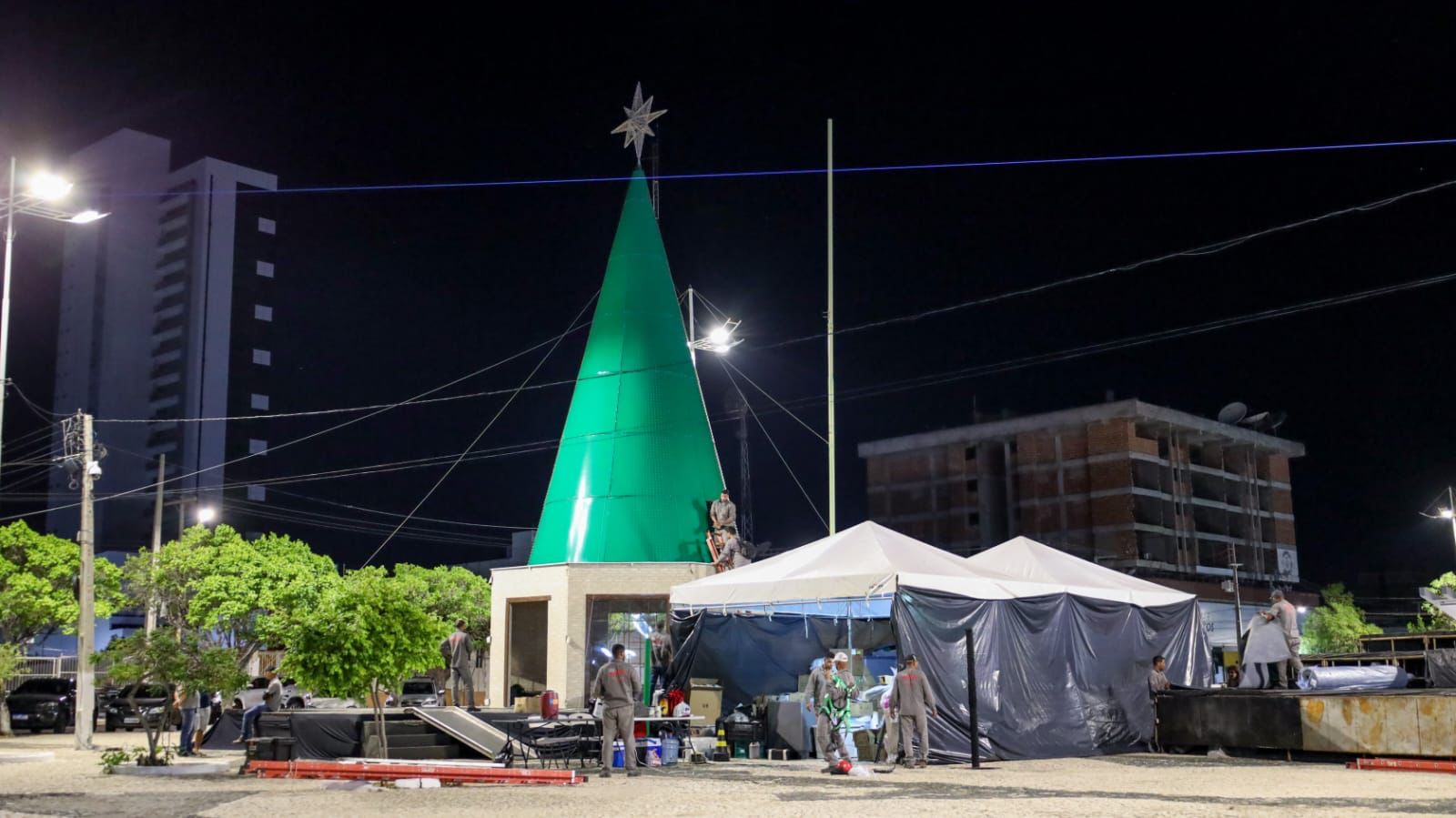Natal Luz 2023: estruturas seguem sendo montadas em Petrolina 