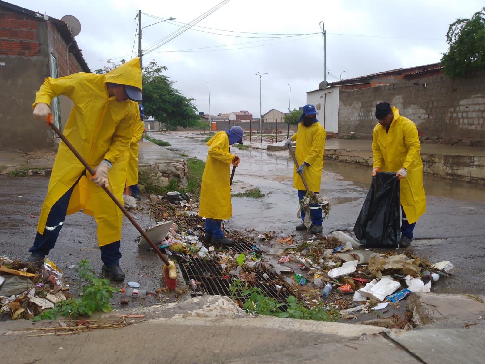 Prefeitura de Petrolina monitora instabilidade climática e realiza serviços emergenciais em bairros