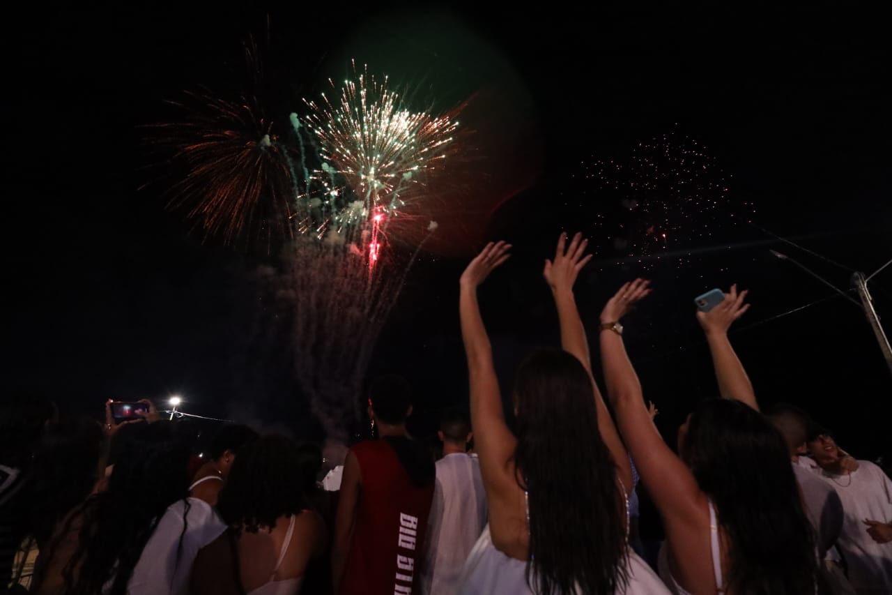 Show de luzes e muita festa marcam a chegada de 2024 nas margens do “Velho Chico” em Petrolina