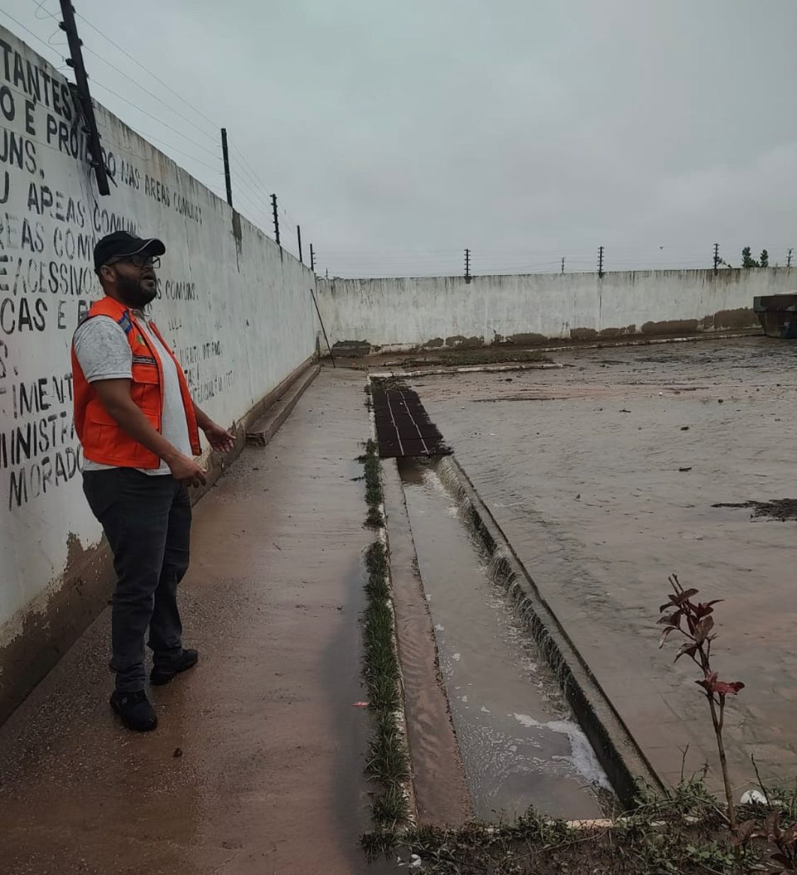 Defesa Civil de Petrolina faz interdição emergencial em muro do Condomínio Vila Verde