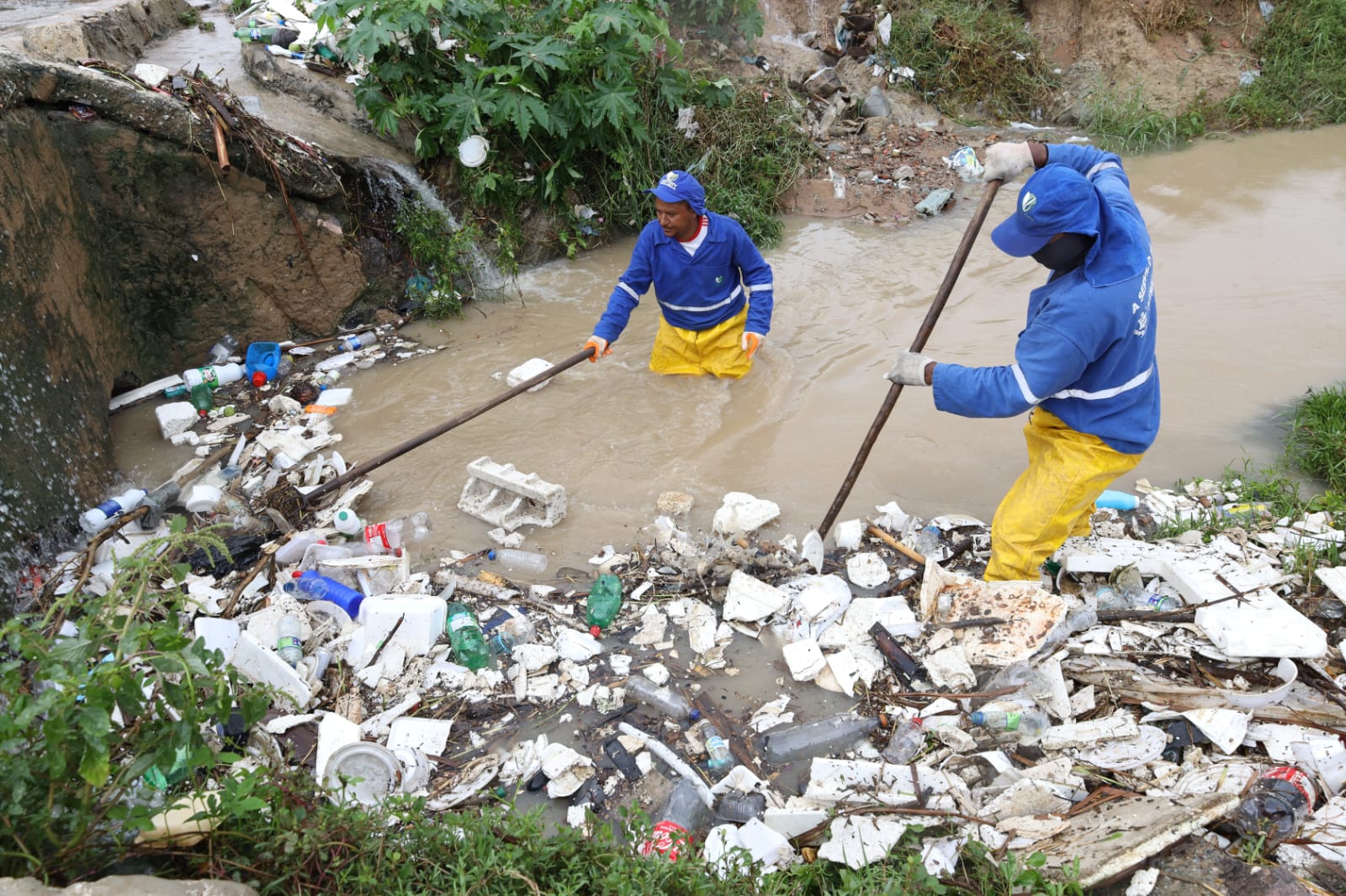 Cerca de 200 trabalhadores da Prefeitura de Petrolina estão atuando para reduzir os transtornos causados pela chuva