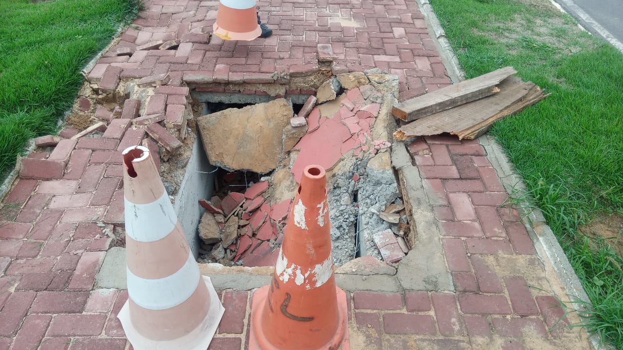 Motorista de guincho é autuado após destruir o passeio na Avenida João Campos em Petrolina
