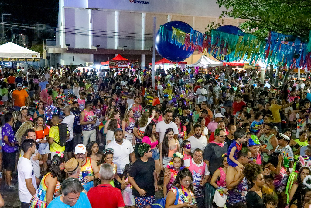 Prefeitura orienta foliões a trocarem garrafas de vidro por recipientes de plástico durante o Carnaval de Petrolina