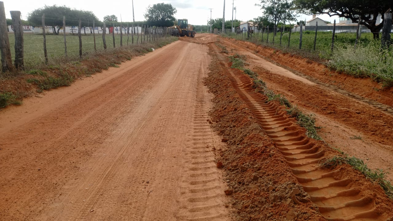 Muquém: Prefeitura de Petrolina prioriza patrolamento e tapa-buracos em rota escolar da comunidade