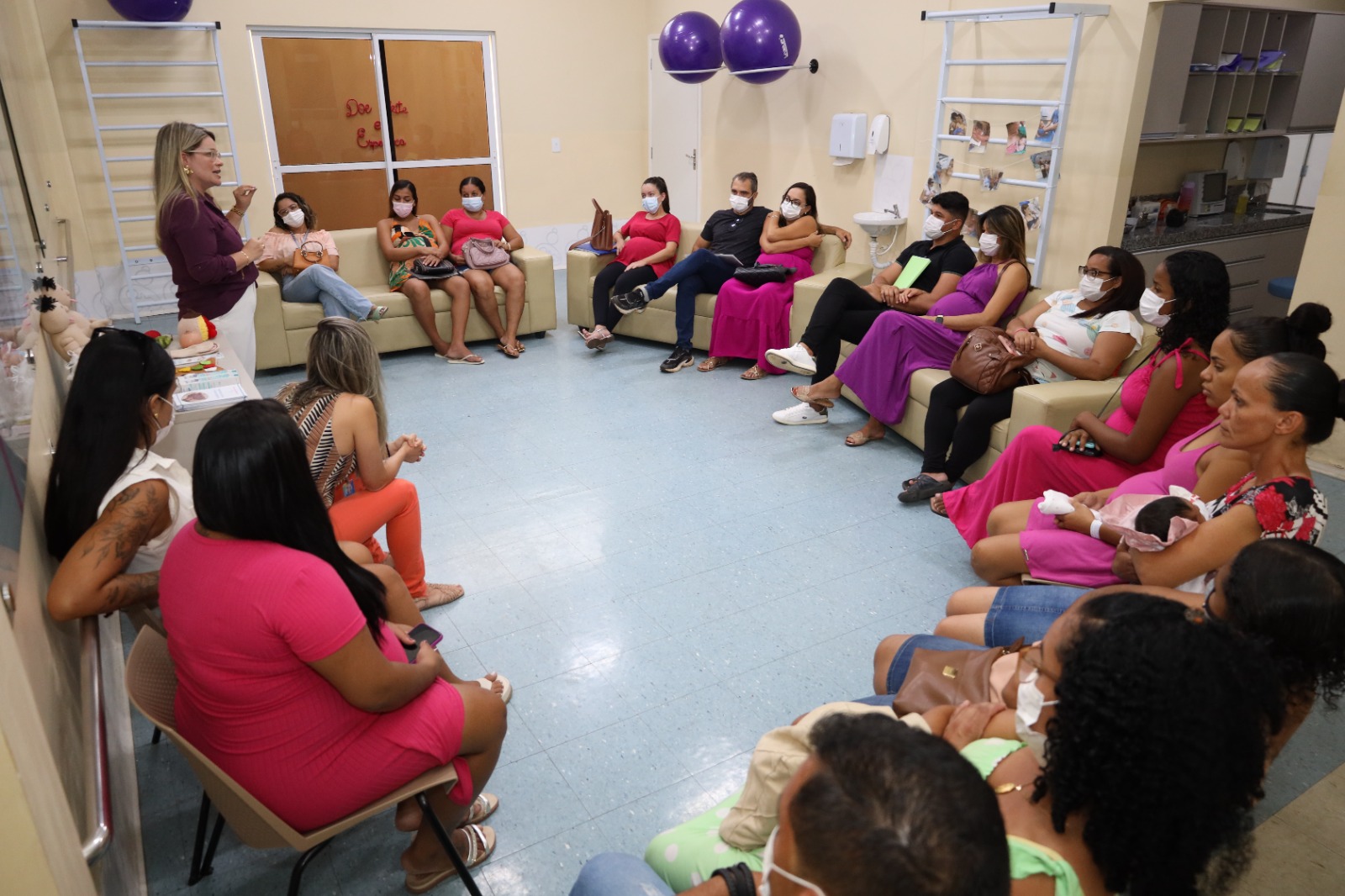 Gestantes e puérperas tiram dúvidas durante visita ao Centro de Parto Normal de Petrolina