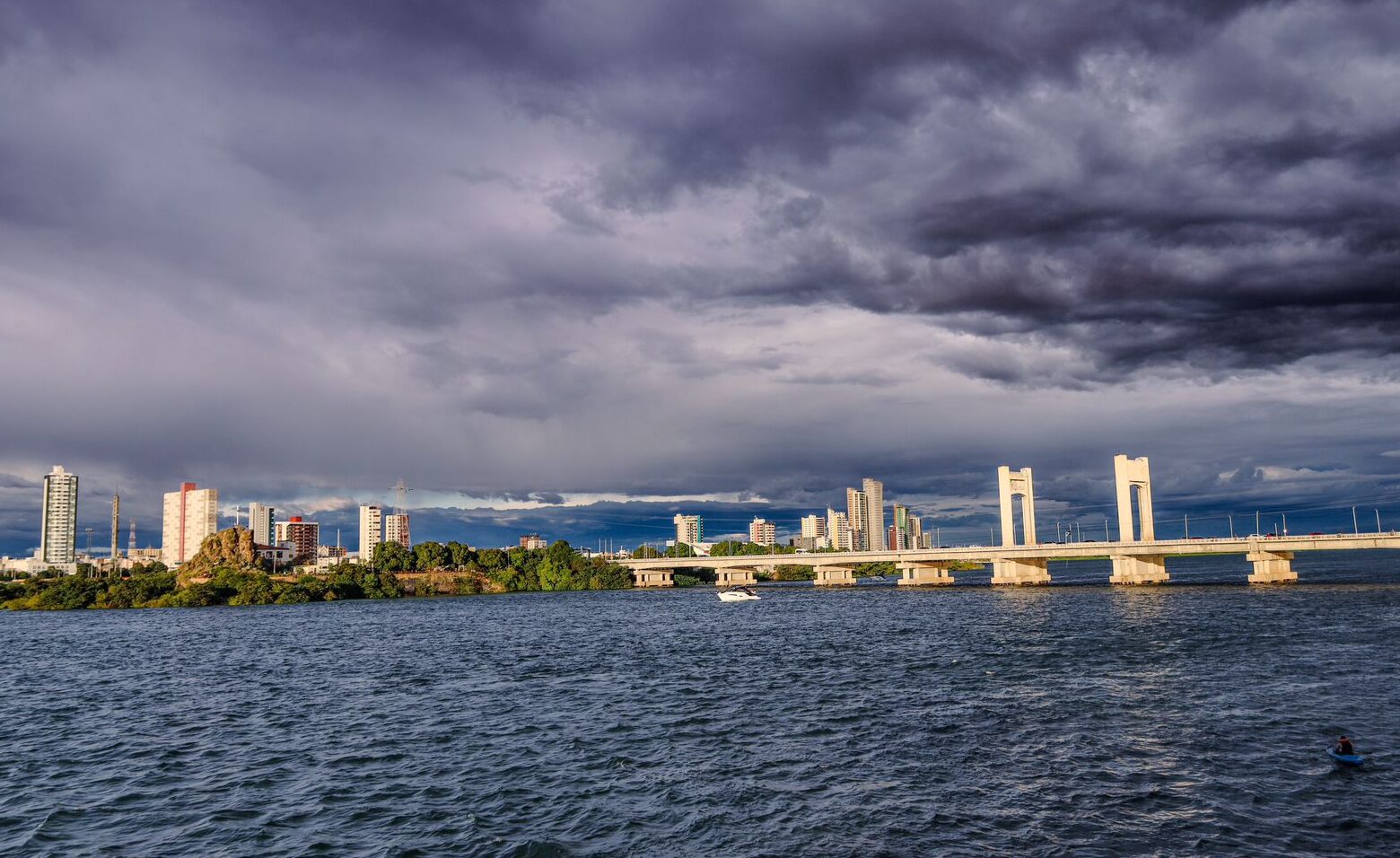 Defesa Civil de Petrolina alerta para a continuidade de chuva nesta terça