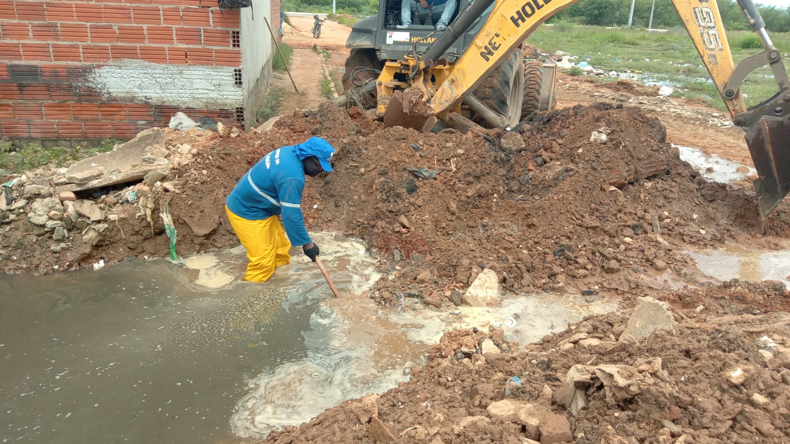 Prefeitura continua com ações emergenciais para drenagem em seis localidades da zona urbana e rural