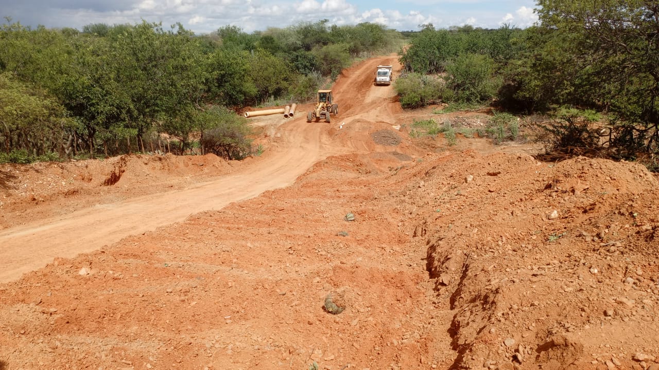 Operação emergencial de tapa-buracos continua avançando na área rural de Petrolina