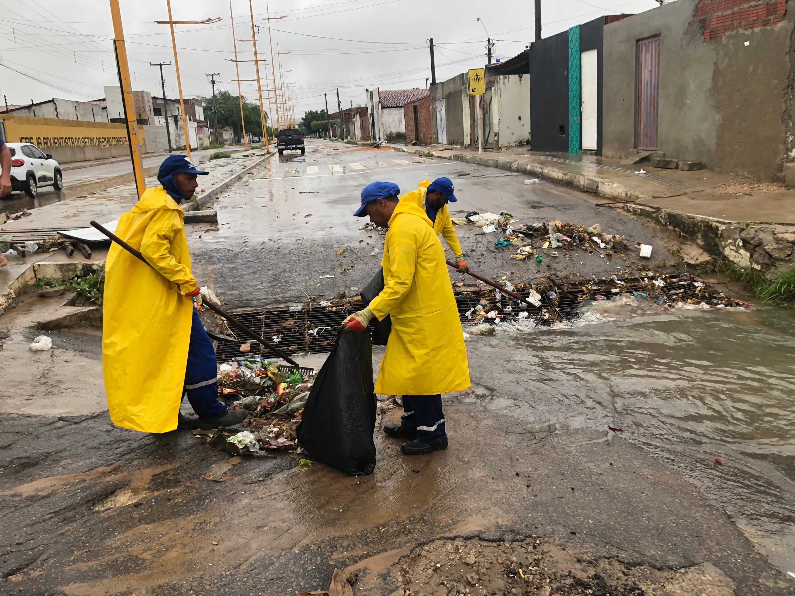 Prefeitura aciona equipes para ações emergenciais em Petrolina