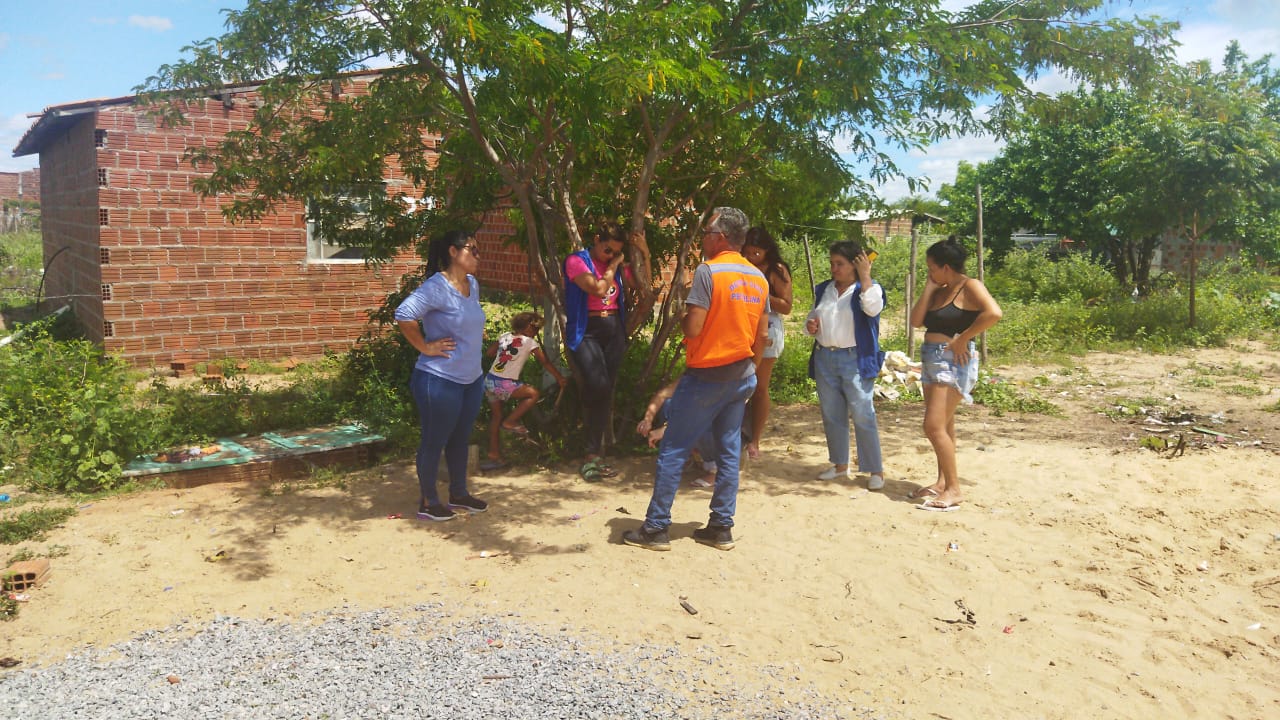 Defesa Civil de Petrolina monitora áreas sensíveis à chuva e atende população