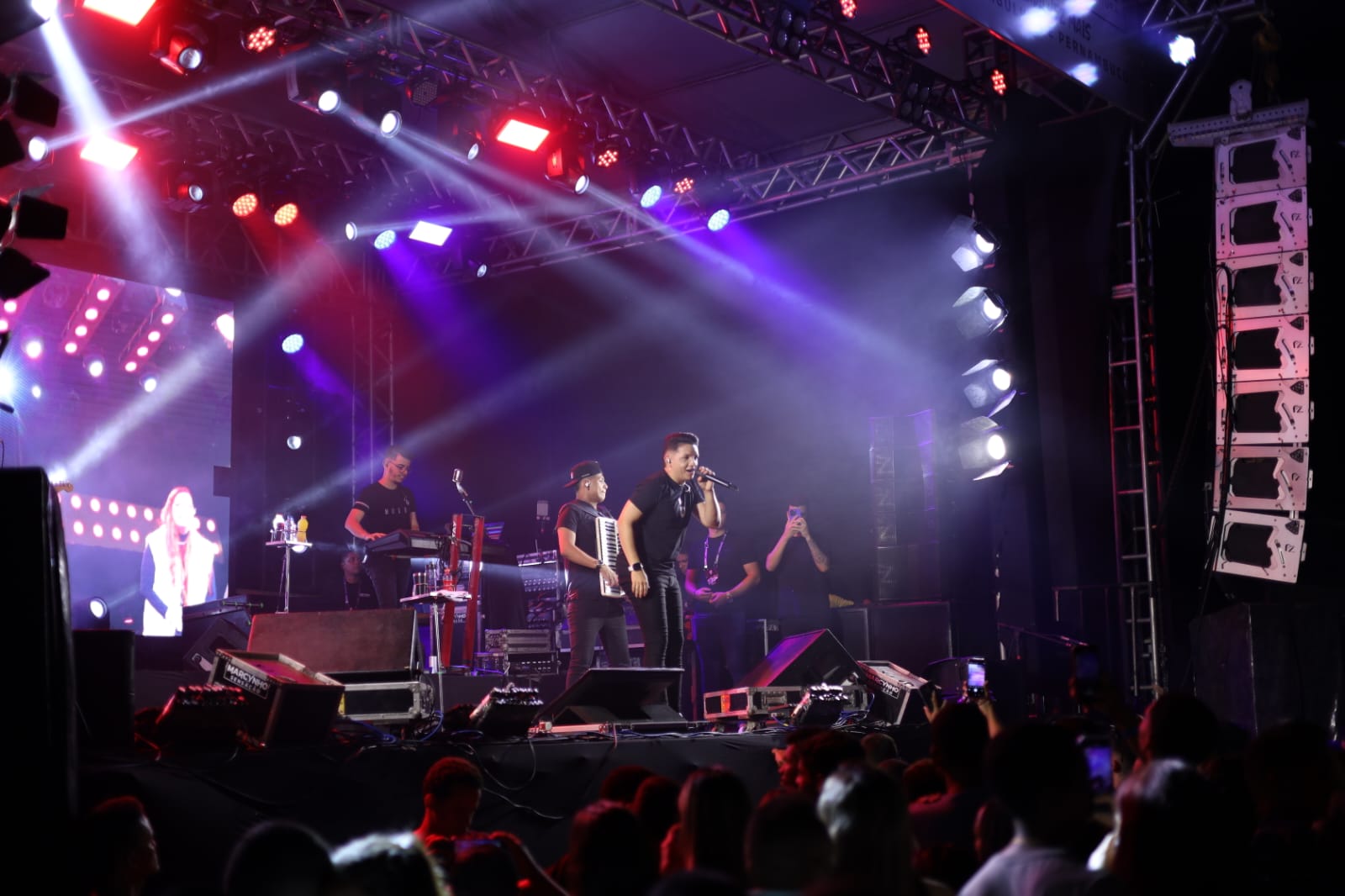 Muito Forró, Vaneirão e Piseiro esquentaram a última noite de shows da ExpoRajada 2024