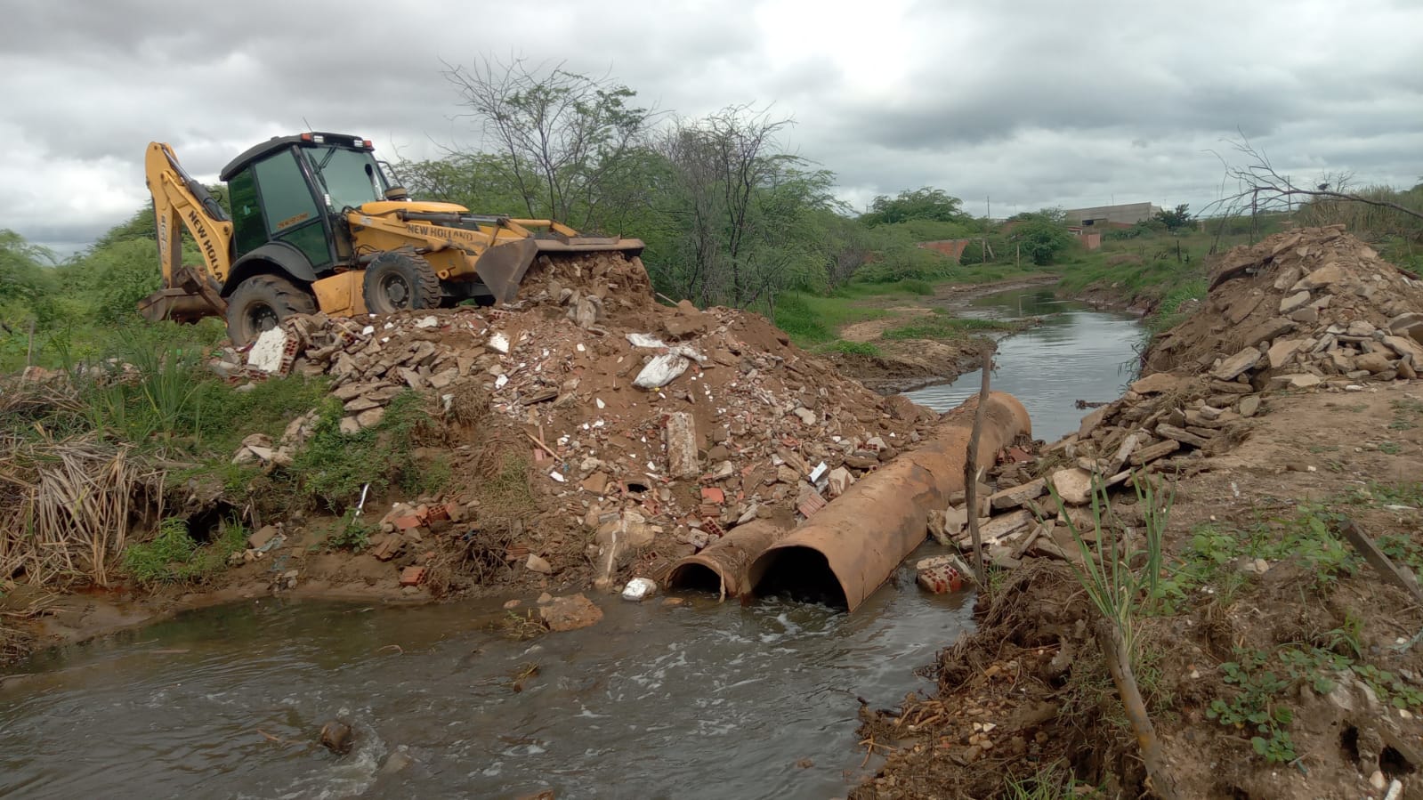 Prefeitura recupera trecho da via levada pela chuva em bairro de Petrolina