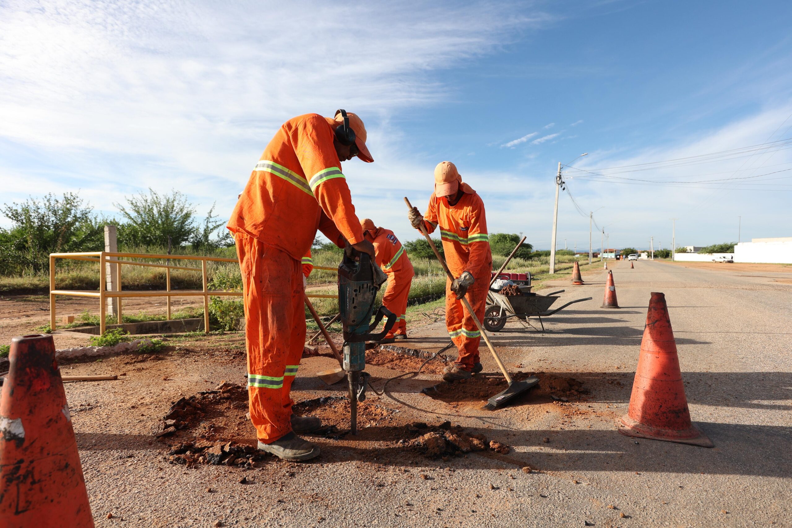 Prefeitura leva Operação Tapa-Buraco ao perímetro irrigado Senador Nilo Coelho em Petrolina