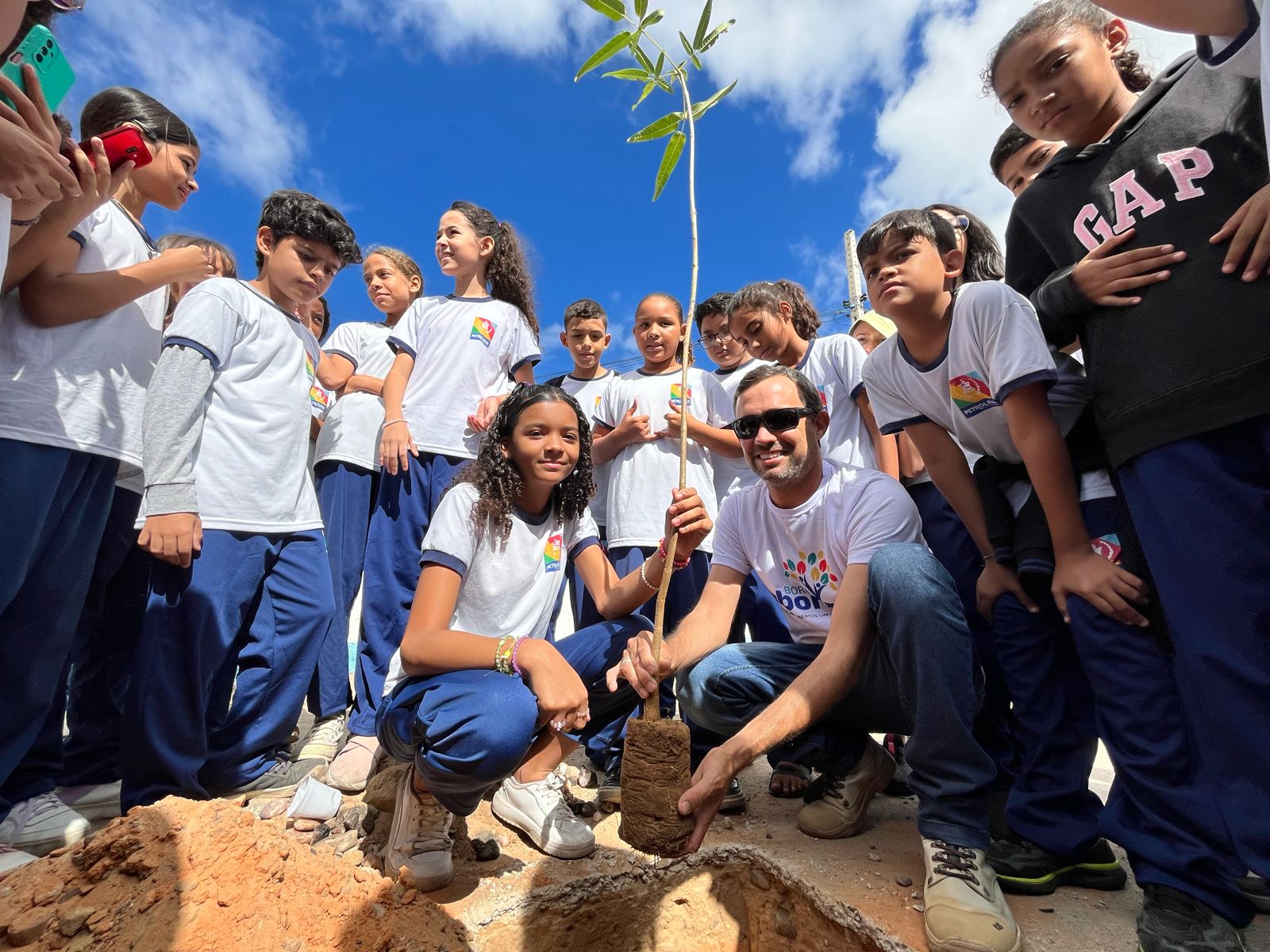 ’Escola Amiga da Árvore’: Alunos da rede municipal participaram do plantio de mudas