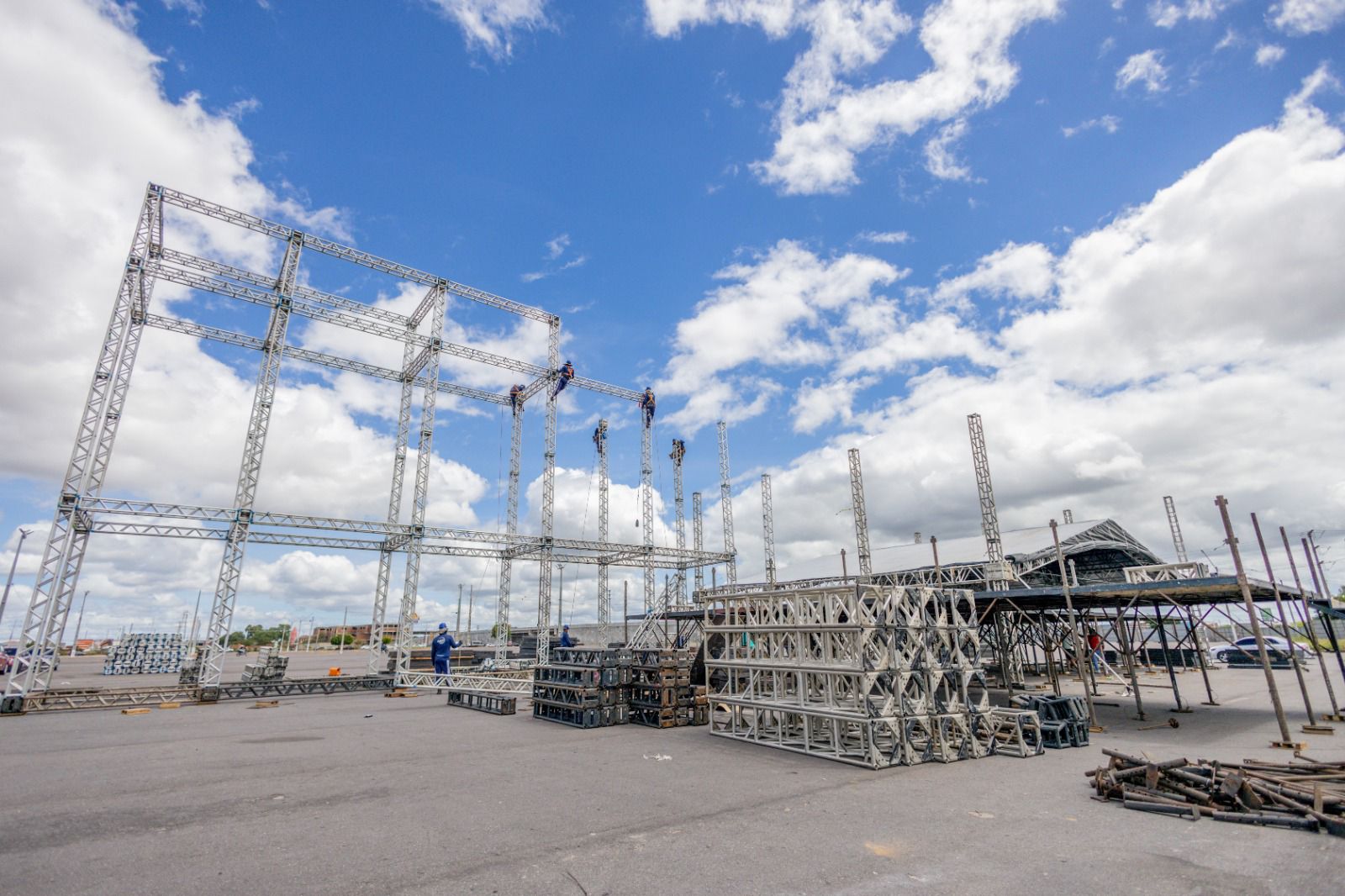 Estrutura do São João de Petrolina começa a ser erguida no Pátio Ana das Carrancas   