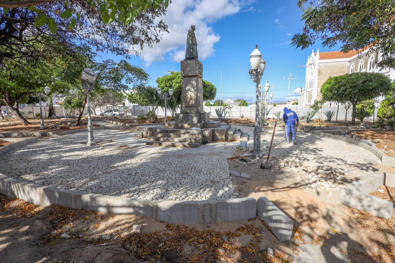 Com investimento de R$1,3 milhão, requalificação da Praça Dom Malan avança em Petrolina