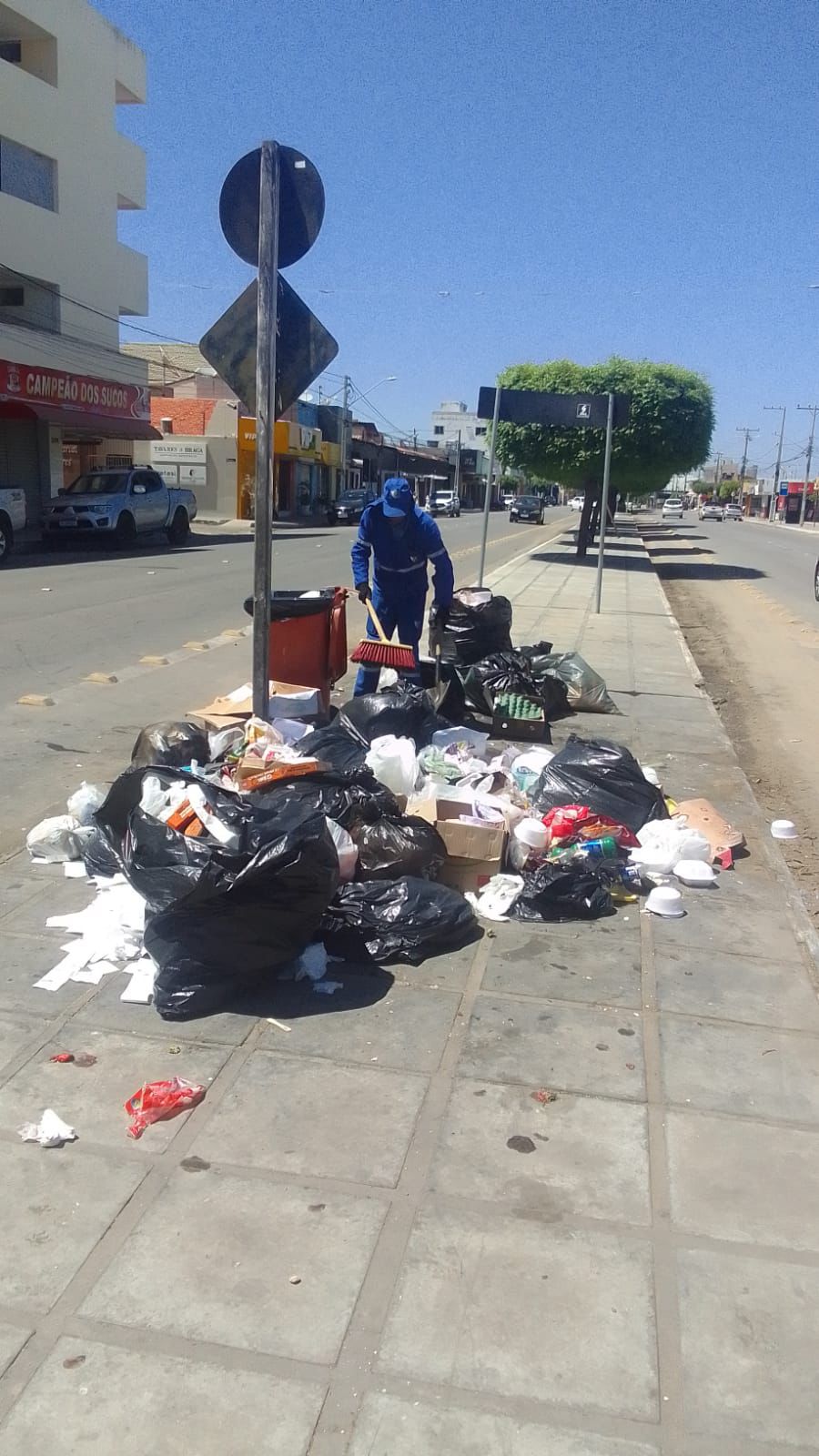 Estabelecimentos que funcionam no bairro Areia Branca são notificados por descarte irregular de lixo