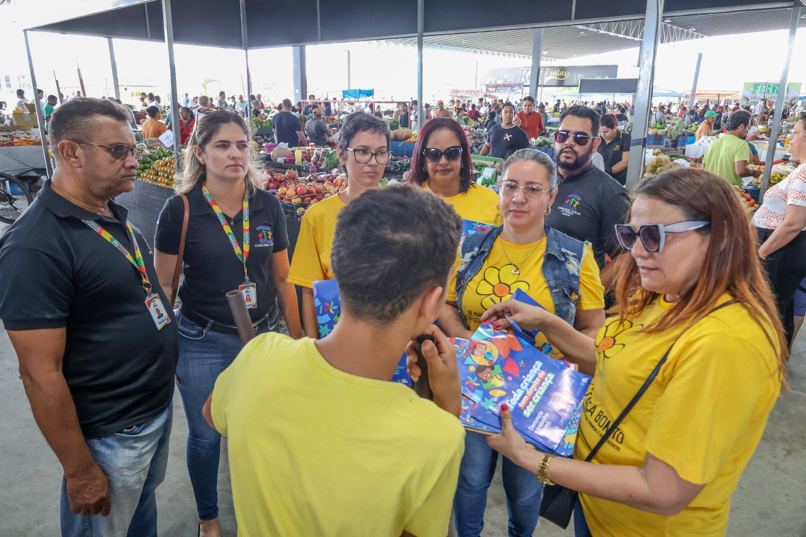 Prefeitura de Petrolina promoveu ação de prevenção e enfrentamento ao trabalho infantil na feira da Cohab Massangano
