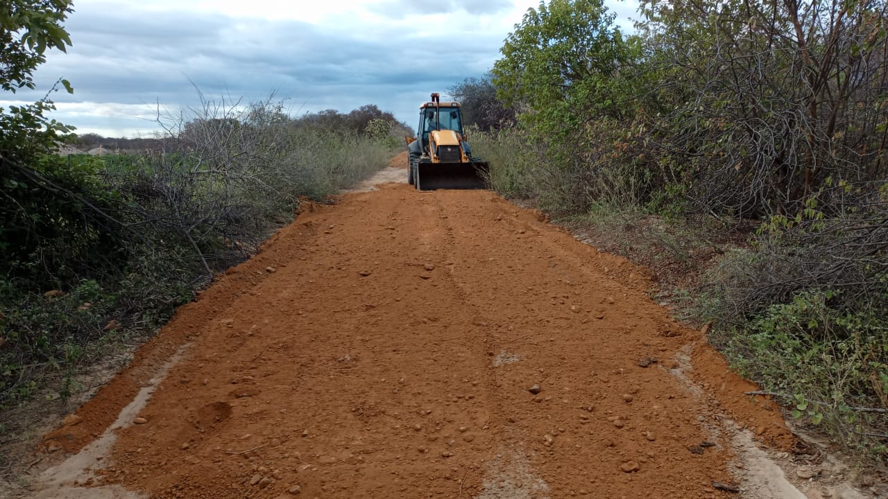 Prefeitura de Petrolina mantém serviços de limpeza e recuperação de estradas na zona rural 