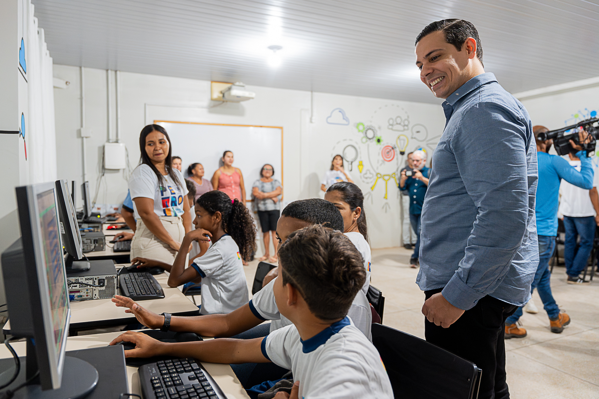 Escola Municipal no projeto Bebedouro recebeu 10 computadores para ponto de inclusão digital