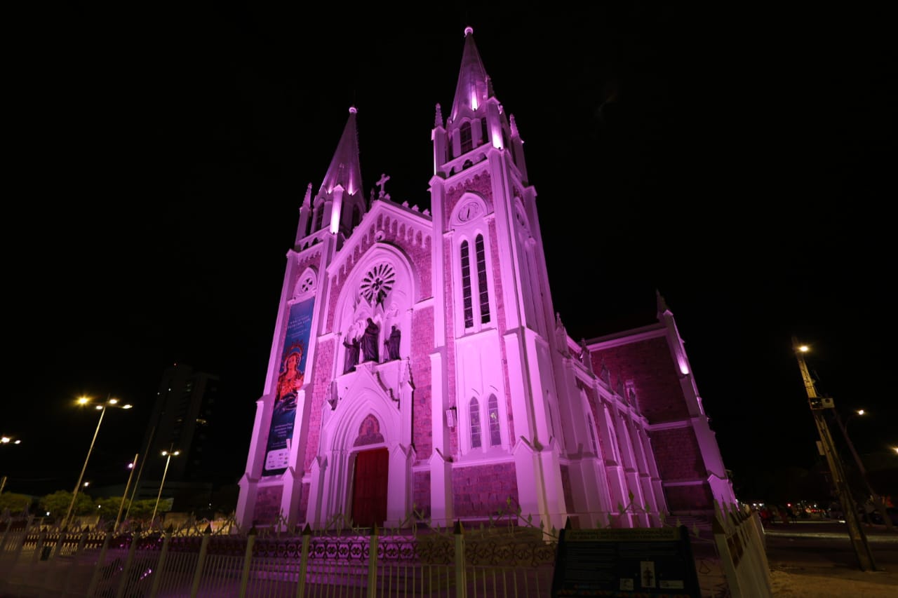Monumentos de Petrolina ganham cor rosa para reforçar importância do combate ao câncer de mama
