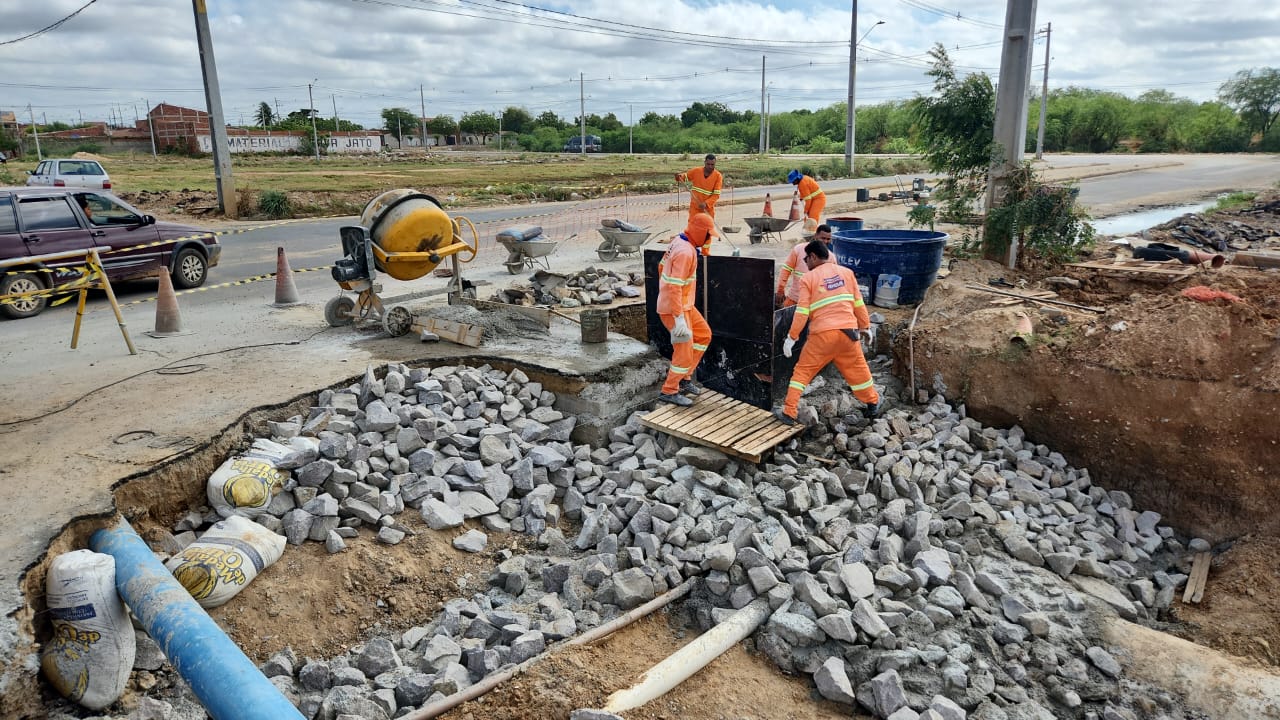 Prefeitura executa obra de drenagem no bairro Jardim Petrópolis em Petrolina