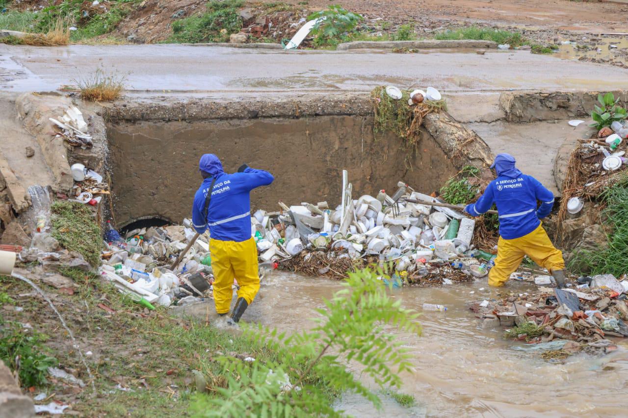 Limpeza e drenagem são intensificadas depois de chuva histórica em Petrolina