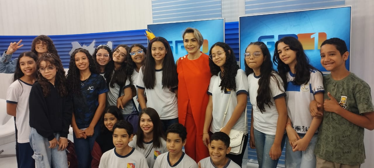 Estudantes de Escola Municipal tem experiência única ao vivenciar rotina de uma emissora de TV