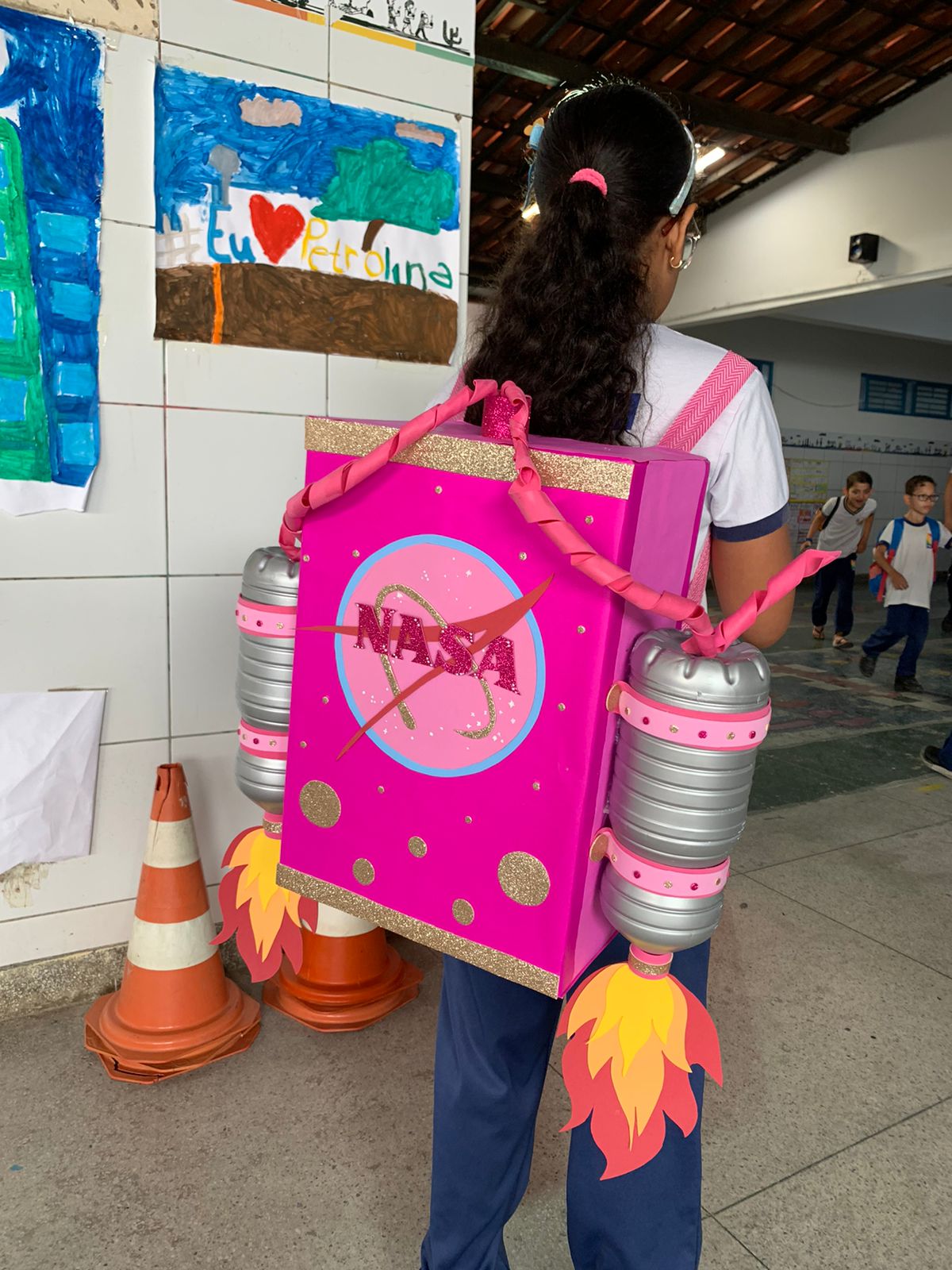 Crianças de escola de Petrolina se divertem com mochilas criativas e engraçadas