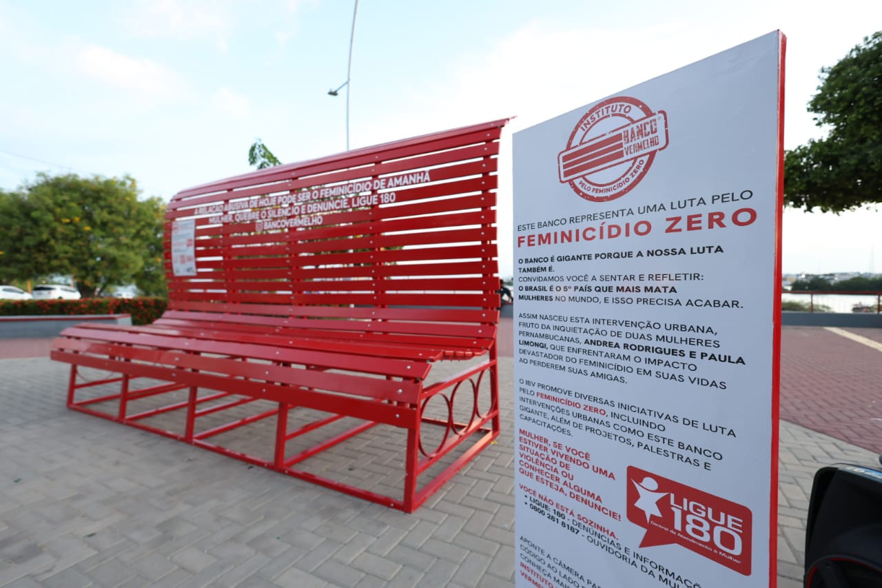 Banco vermelho: intervenção urbana chama a atenção para o enfrentamento à violência contra mulher em Petrolina