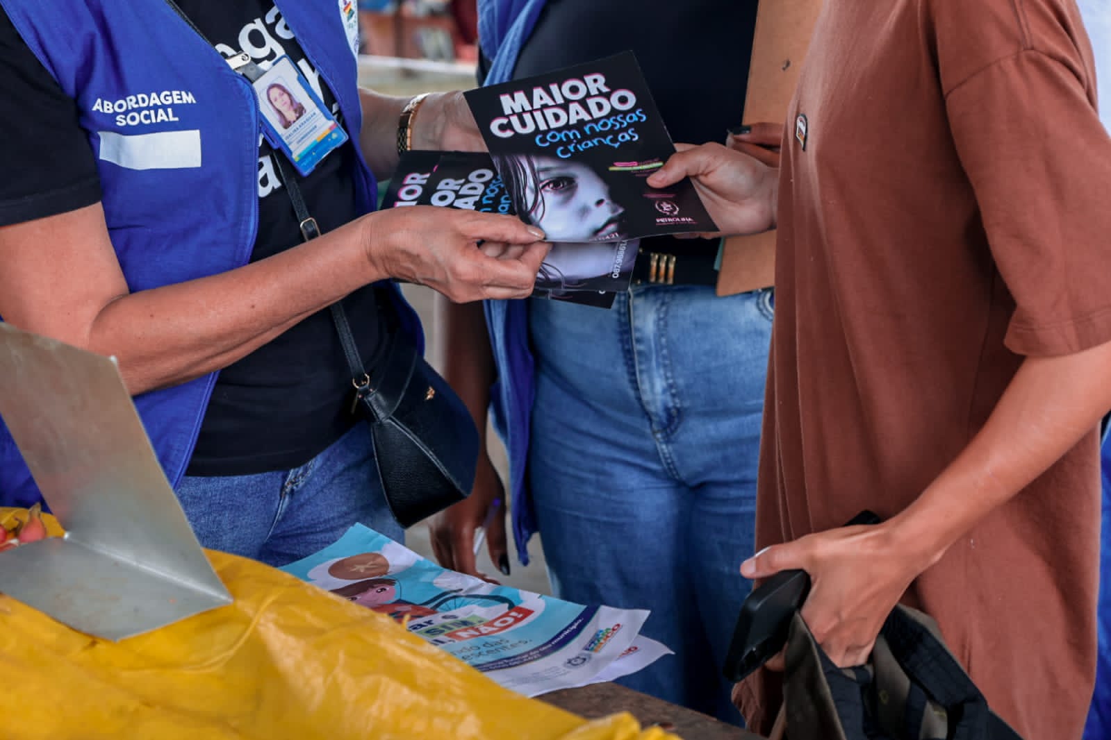Prefeitura de Petrolina promoveu ação de prevenção e enfrentamento ao trabalho infantil na feira do João de Deus