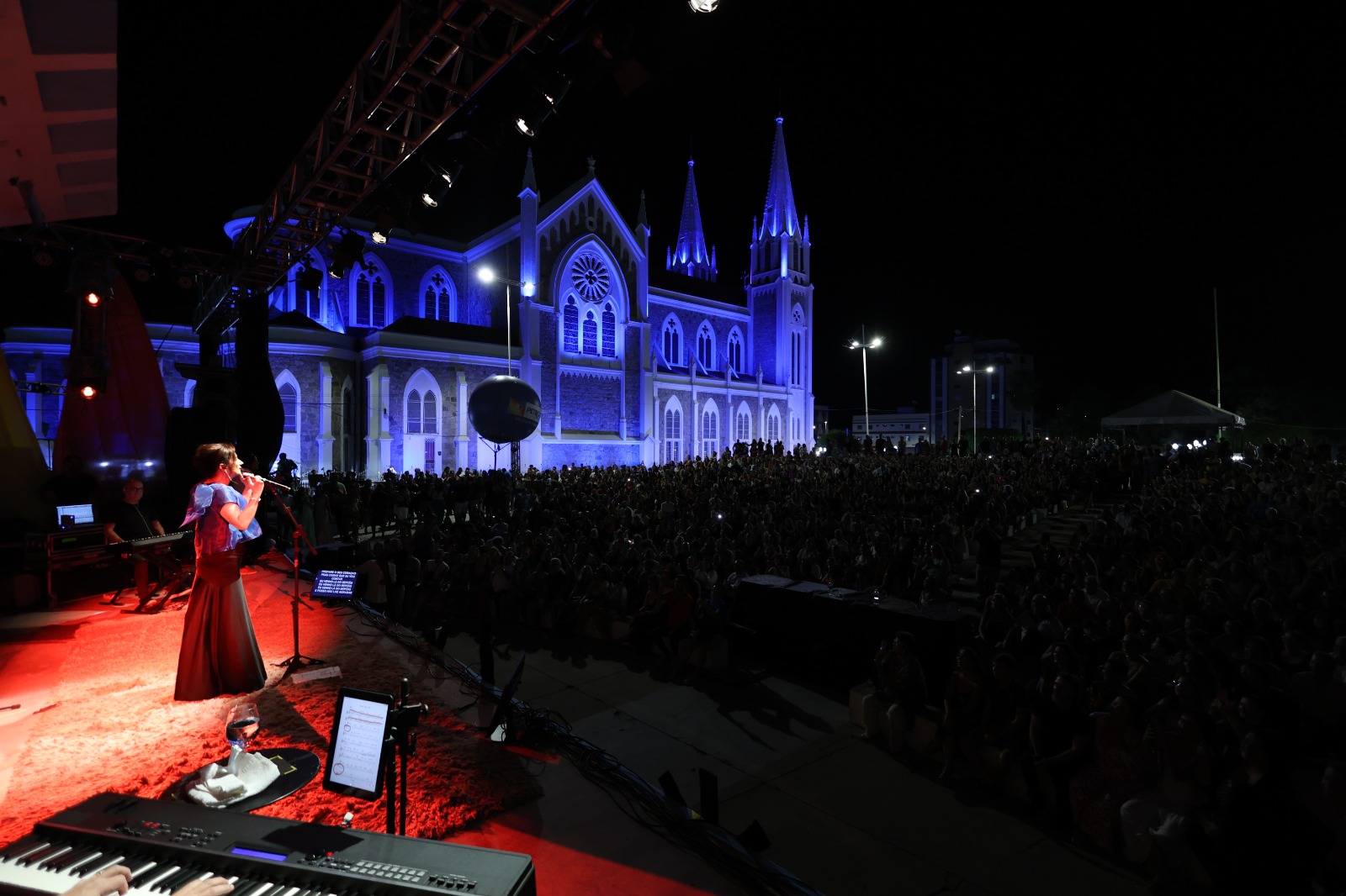 Com a concha lotada, Festival de Música Geraldo Azevedo encerra com show de Zizi Possi