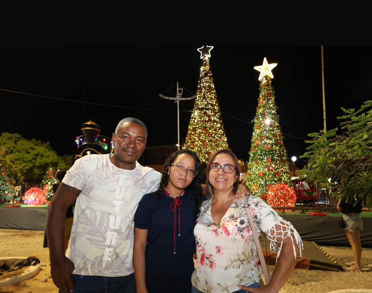 Natal Luz 2024: Petrolinenses e turistas elogiam decoração da Praça Dom Malan